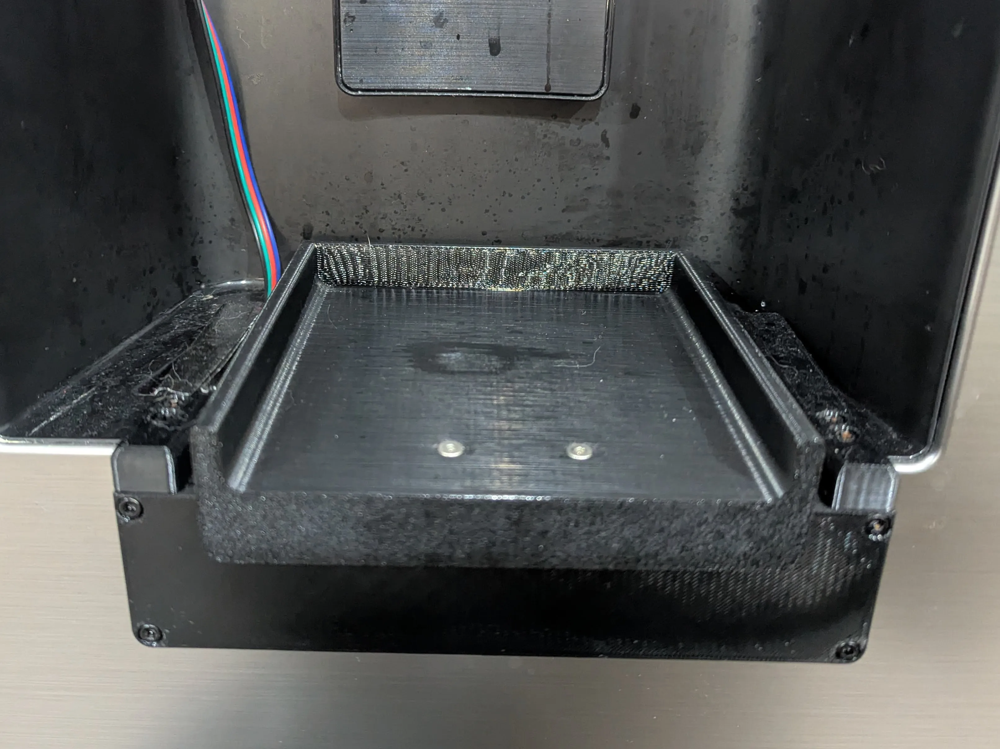 Weighing plate detail